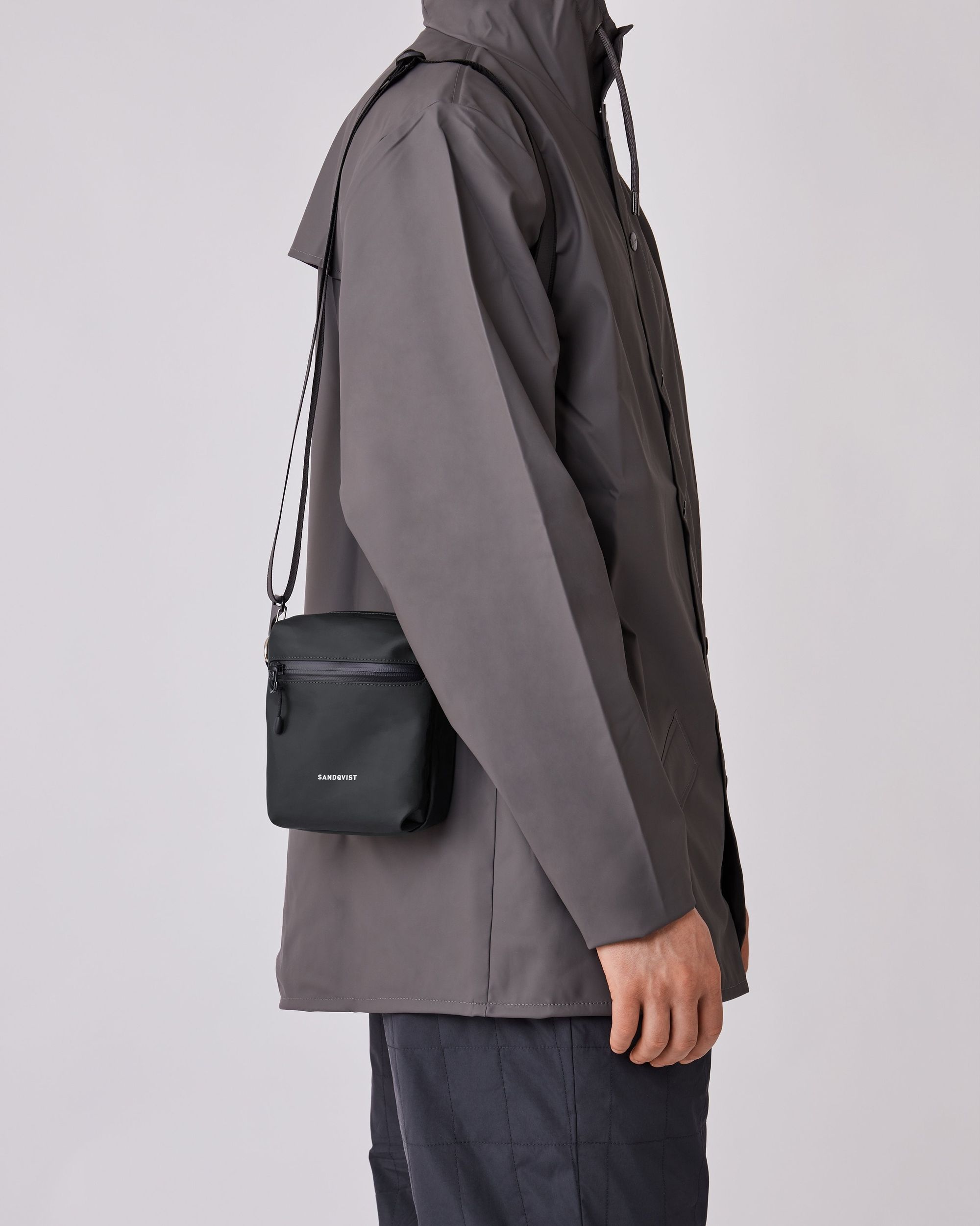 Sac à bandoulière 1l en matières recyclées | noir "poe black", Sandqvist, photo 2