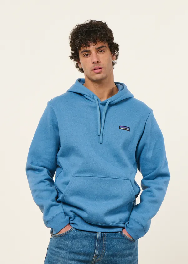 Sweat à capuche en coton et matière recyclée | bleu "p-6 label uprisal hoody - shrb", Patagonia