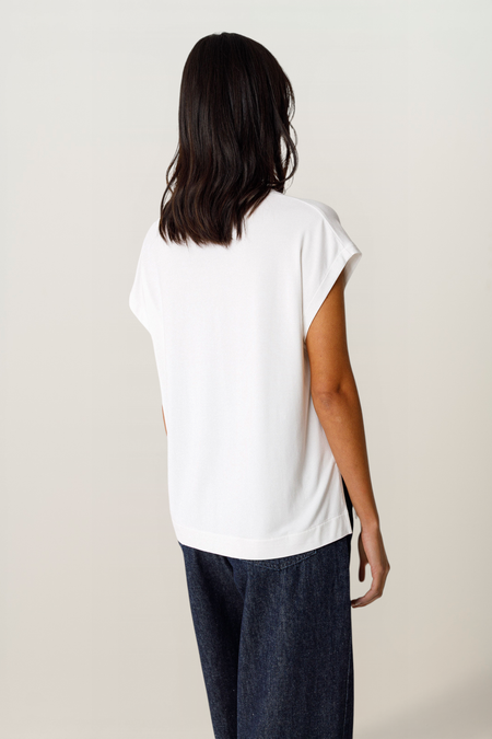 T-shirt col v en tencel | blanc "Camiseta zur-10 - white" - SKFK