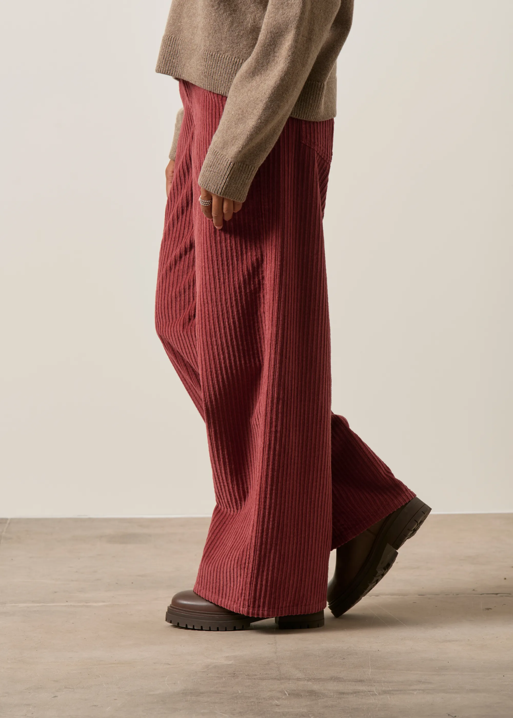 Pantalon large velours en coton bio | rouille "Mahogany corduroy hedda pants brown", Thinking Mu, photo 5