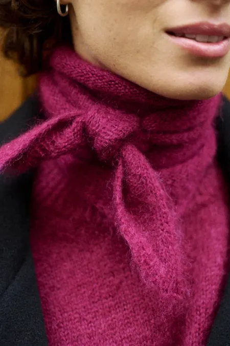 Dreieckstuch aus Mohair in Aubergine, um den Hals geknotet