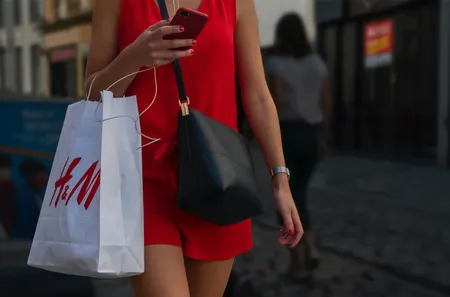 H&M apparu dans les années 2000 s'est depuis développé de façon exponentielle | © Fernand de Canne / Unsplash