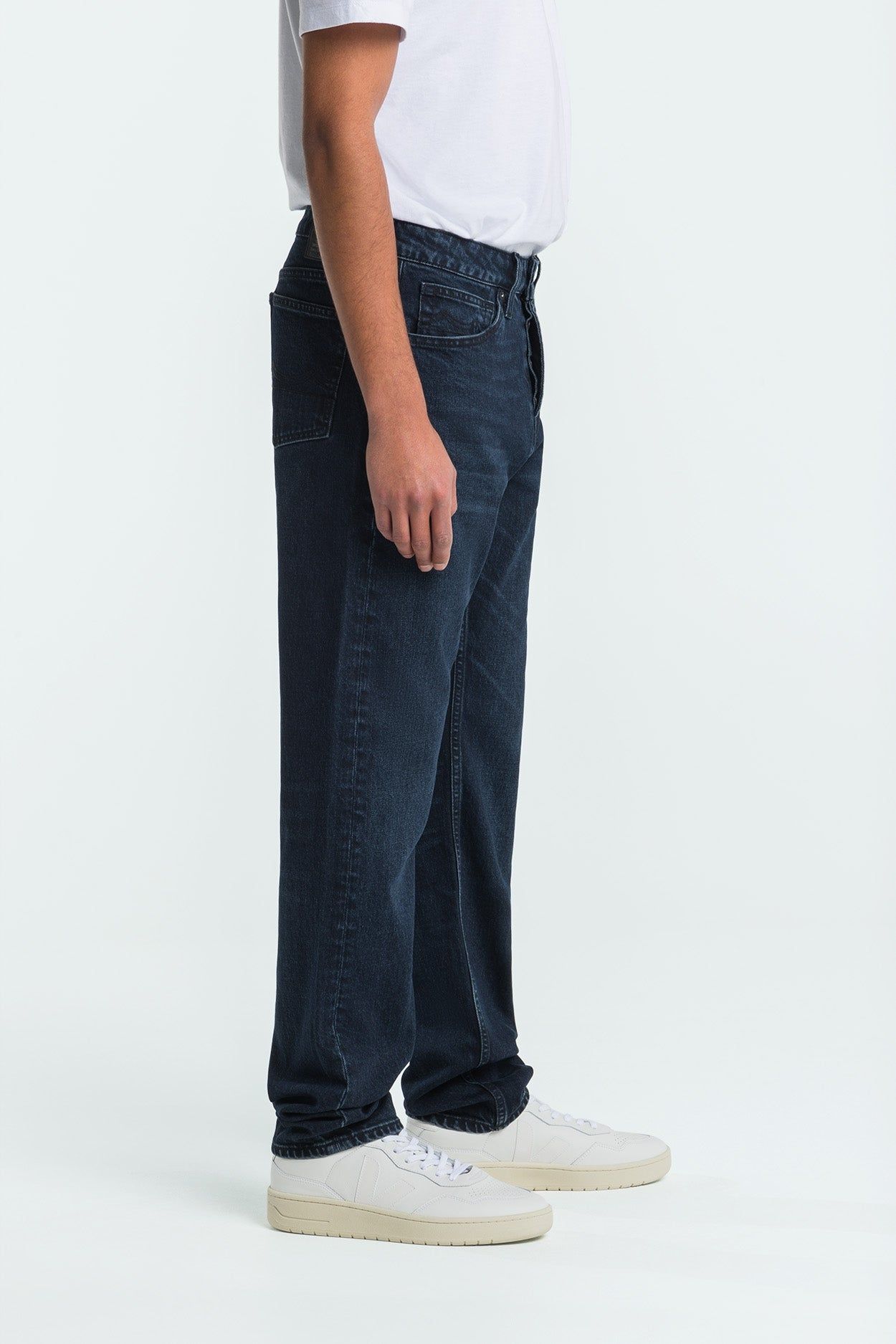 Jean fuselé en coton bio | bleu noir "addo - xavier blue black worn", Kings of Indigo, photo 3