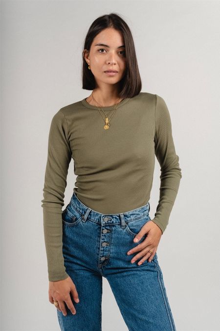 T-shirt manches longues côtelé en coton bio | vert "dusty olive"