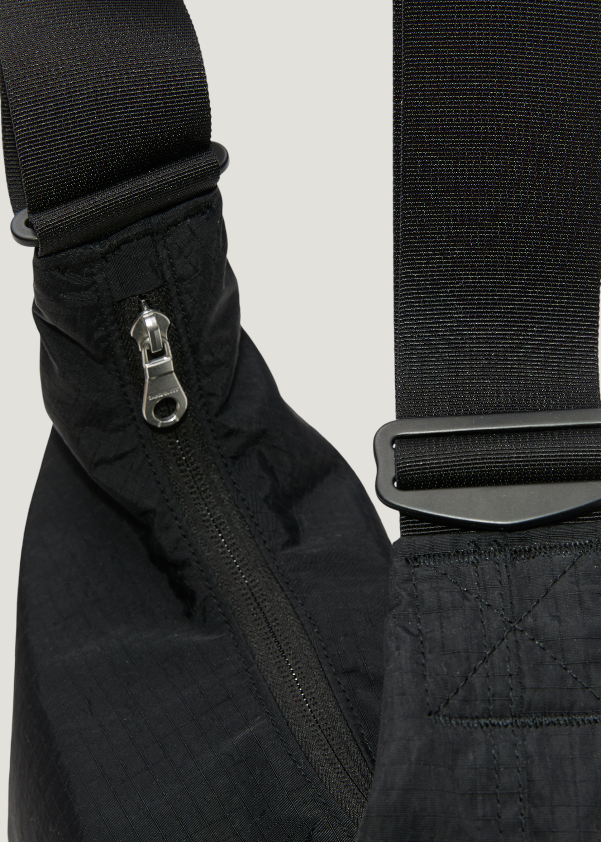 Sac bandoulière 5L en matière recyclée | noir "Grid shoulder bag mini - black", Sandqvist, photo 3