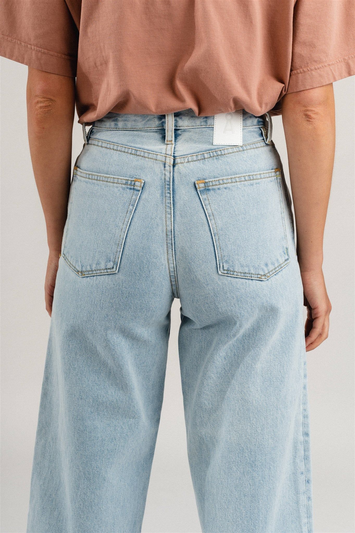 Jean 7/8 droit bleu clair en coton bio - aanike powder indigo, Armedangels, photo 4
