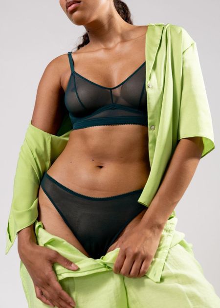 Slip aus recycelten Materialien | Grün "mesh bikini briefs - pine", Understatement, Foto 3