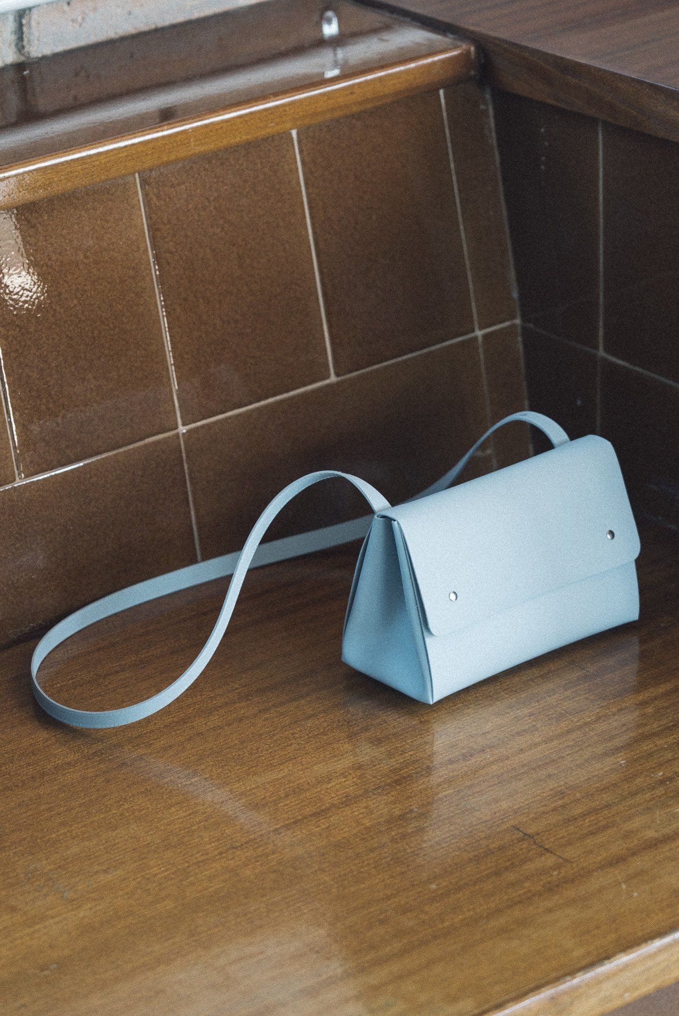 Sac bleu ciel en cuir recyclé - triangle bucket, Walk with me, photo 3
