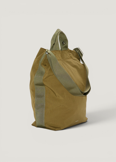 Sac cabas 18l en matière recyclée | vert "Grid shopper bag - olive" - Sandqvist