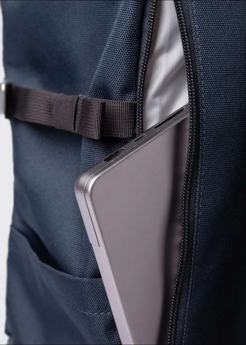 Sac à dos 26l en matières recyclées | bleu "icon rolltop backpack l - navy with black leather", Sandqvist, photo 4