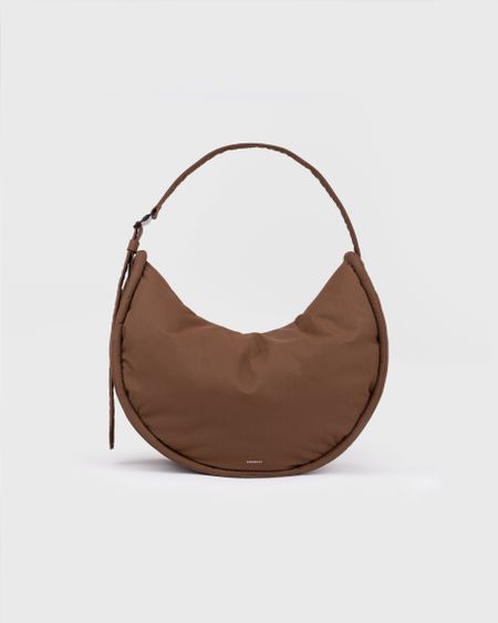 Sac bandoulière en matière recyclé | marron "half moon bag - dark taupe" - Sandqvist
