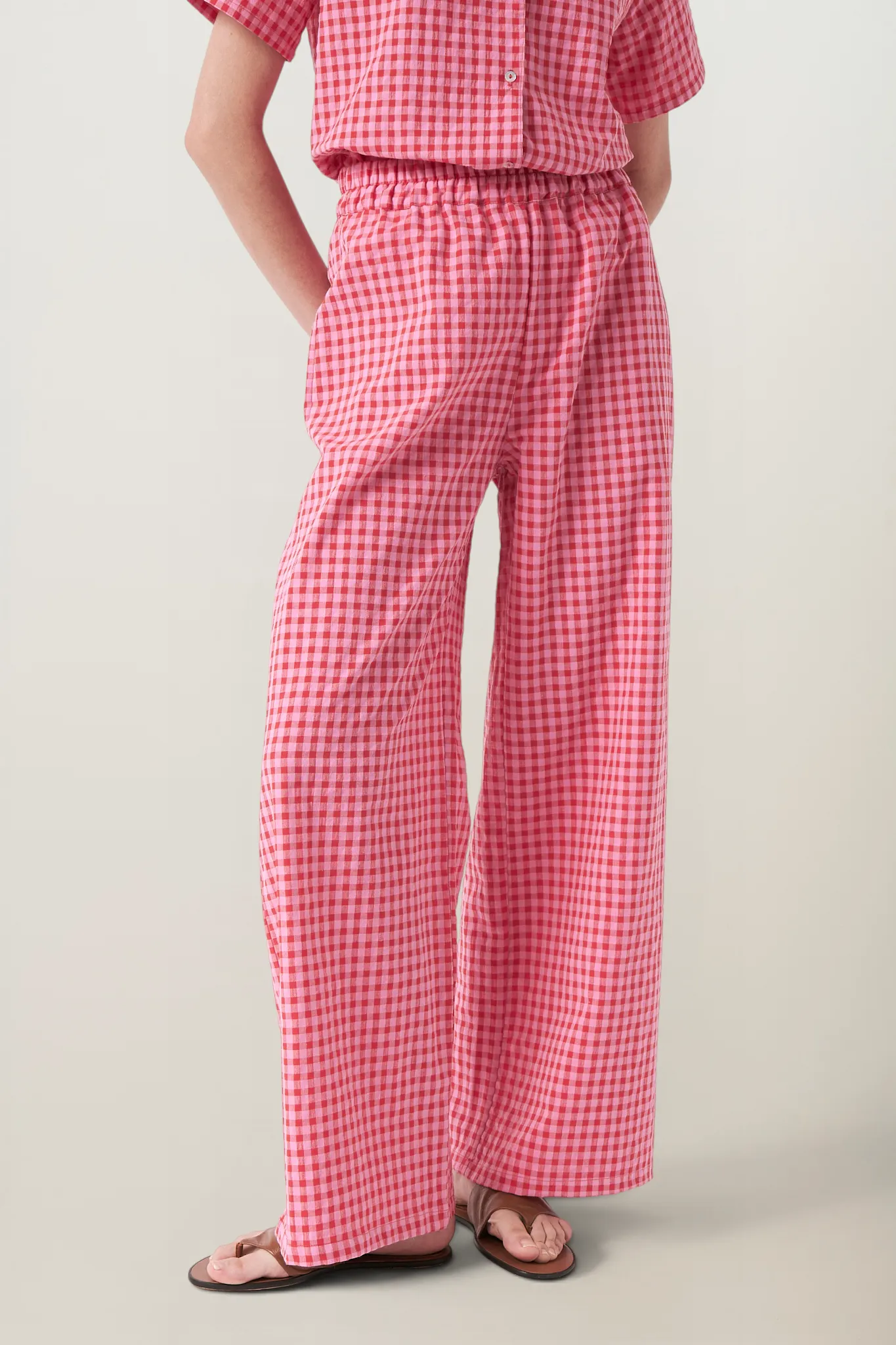 Pantalon léger en coton bio et polyester recyclé | vichy rouge rose "Crush pants - vichy red pink", AMT Studio, photo 3
