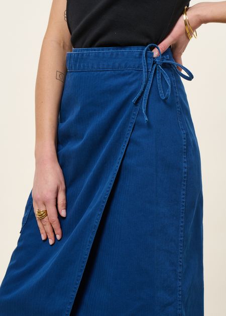Jupe portefeuille en coton bio | bleu chevrons "irma skirt herringbone - blue" - Nudie Jeans