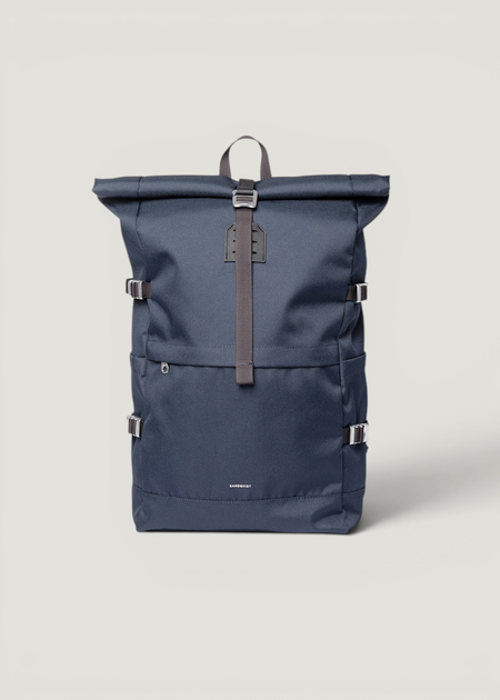 Sac à dos 26l en matières recyclées | bleu "icon rolltop backpack l - navy with black leather", Sandqvist