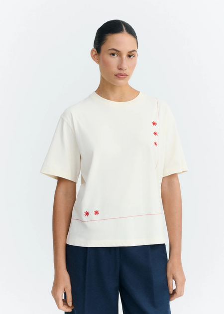 T-shirt brodé en coton bio | écru "sole mio pannacota lucia tee" - Thinking Mu