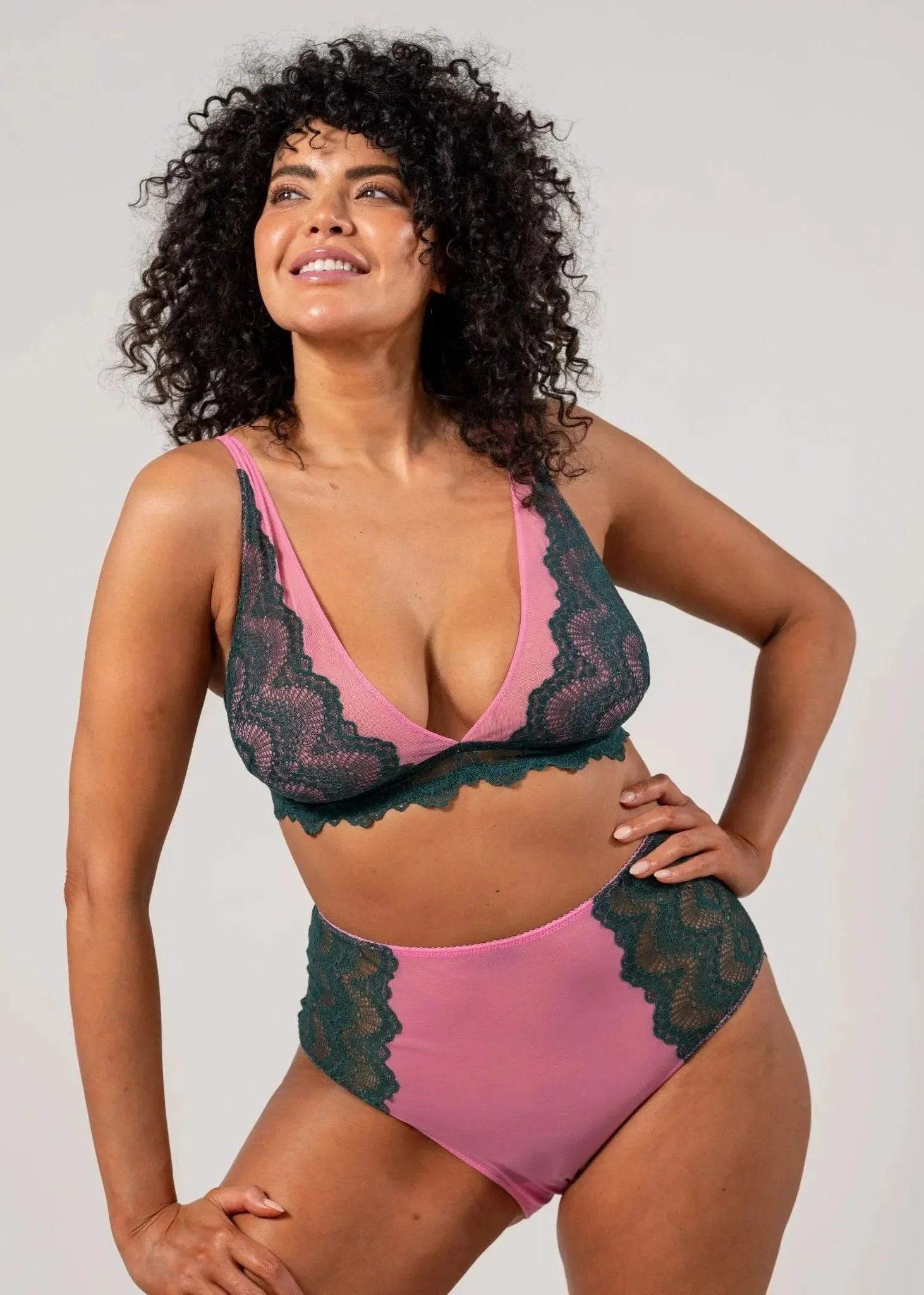 Soutien gorge triangle en matières recyclées | bicolore "lace mesh plunge bralette - pine/candy pink", Understatement, photo 3