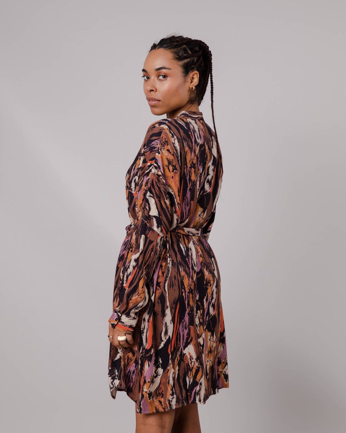 Gemustertes Langarmkleid aus ECOVERO | Mehrfarbig "etna oversize mao dress brown", Brava Fabrics, Foto 3
