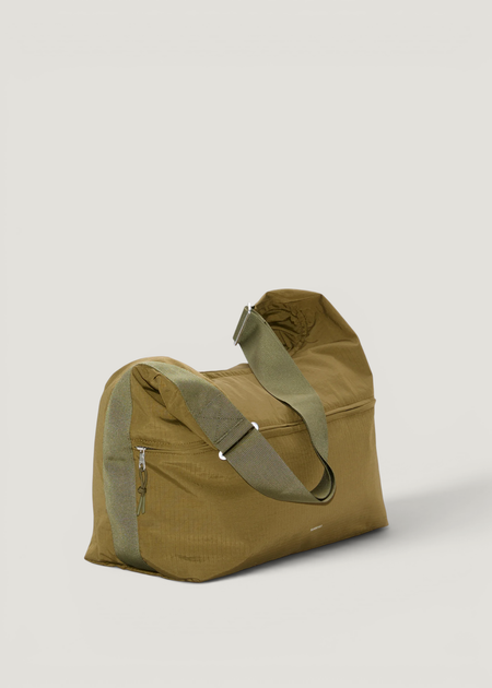 Sac bandoulière en matière recyclée | vert "Grid shoulder bag - olive" - Sandqvist