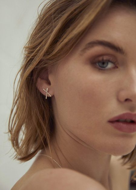 Boucles d'oreilles studs double barre en or recyclé 9ct - kiss, Wild fawn, photo 2