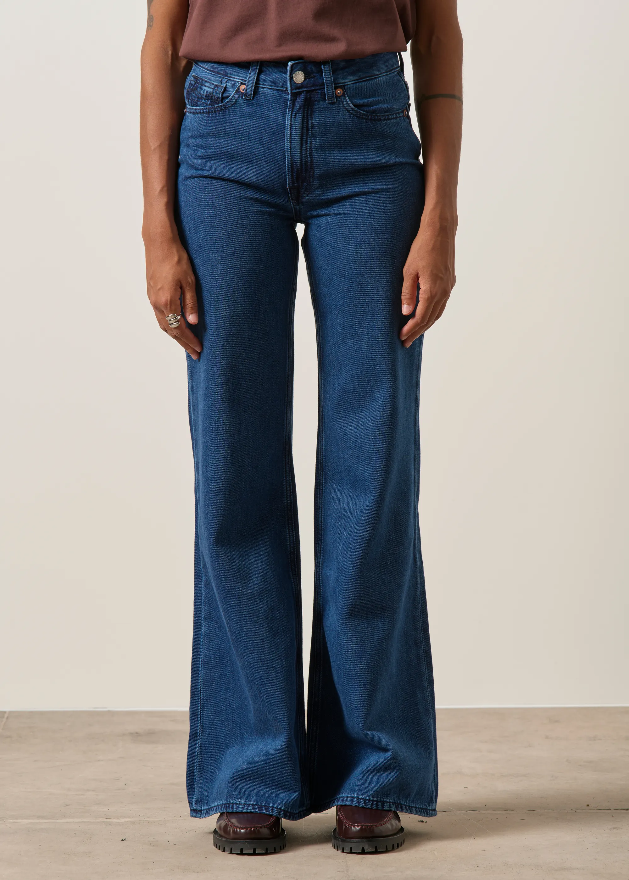 Jean flare en coton bio | bleu "jane - alex dark worn", Kings of Indigo, photo 2