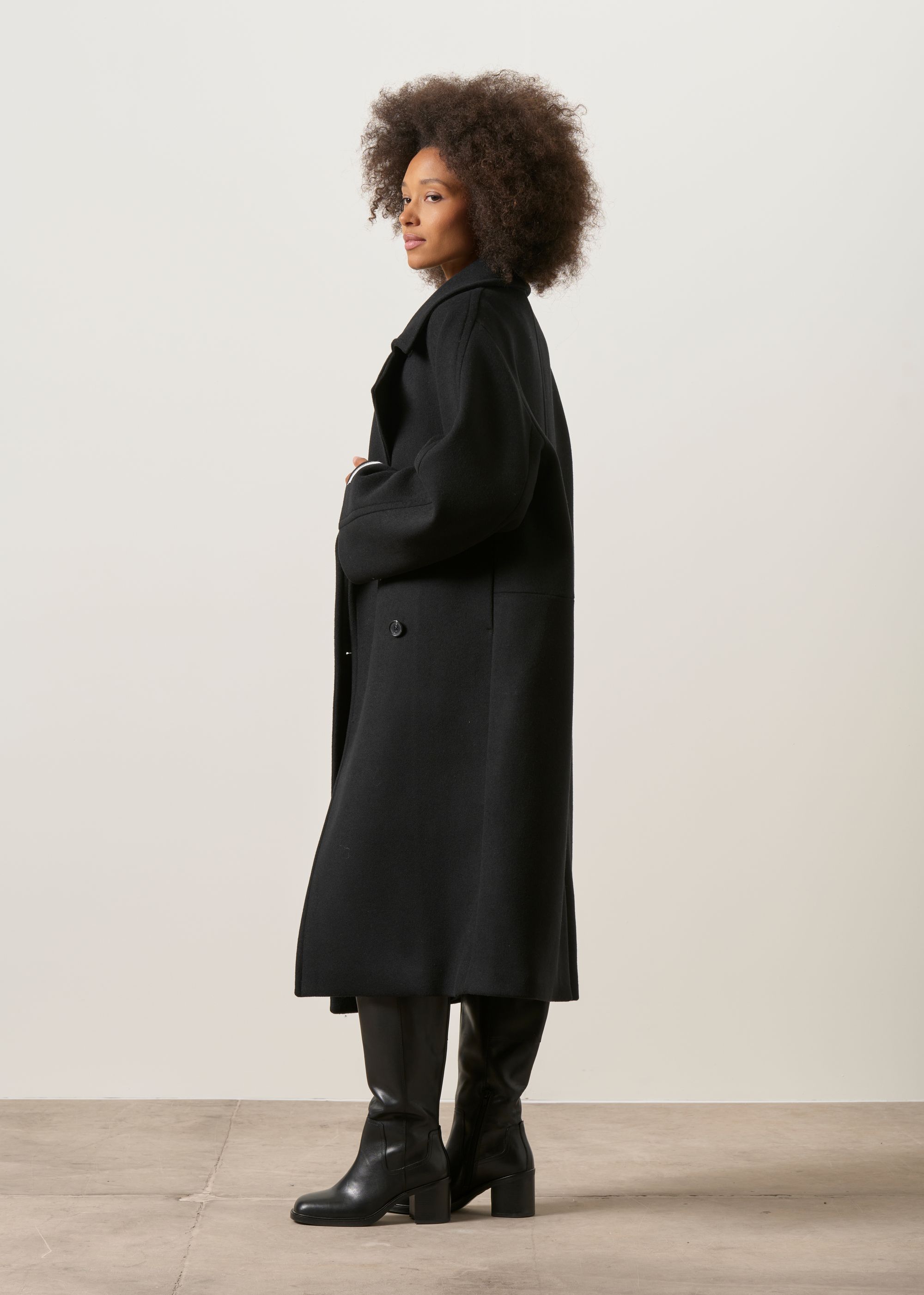 Langer Mantel aus recycelter Wolle | Schwarz "Wool double-breasted coat", Armedangels, Foto 6