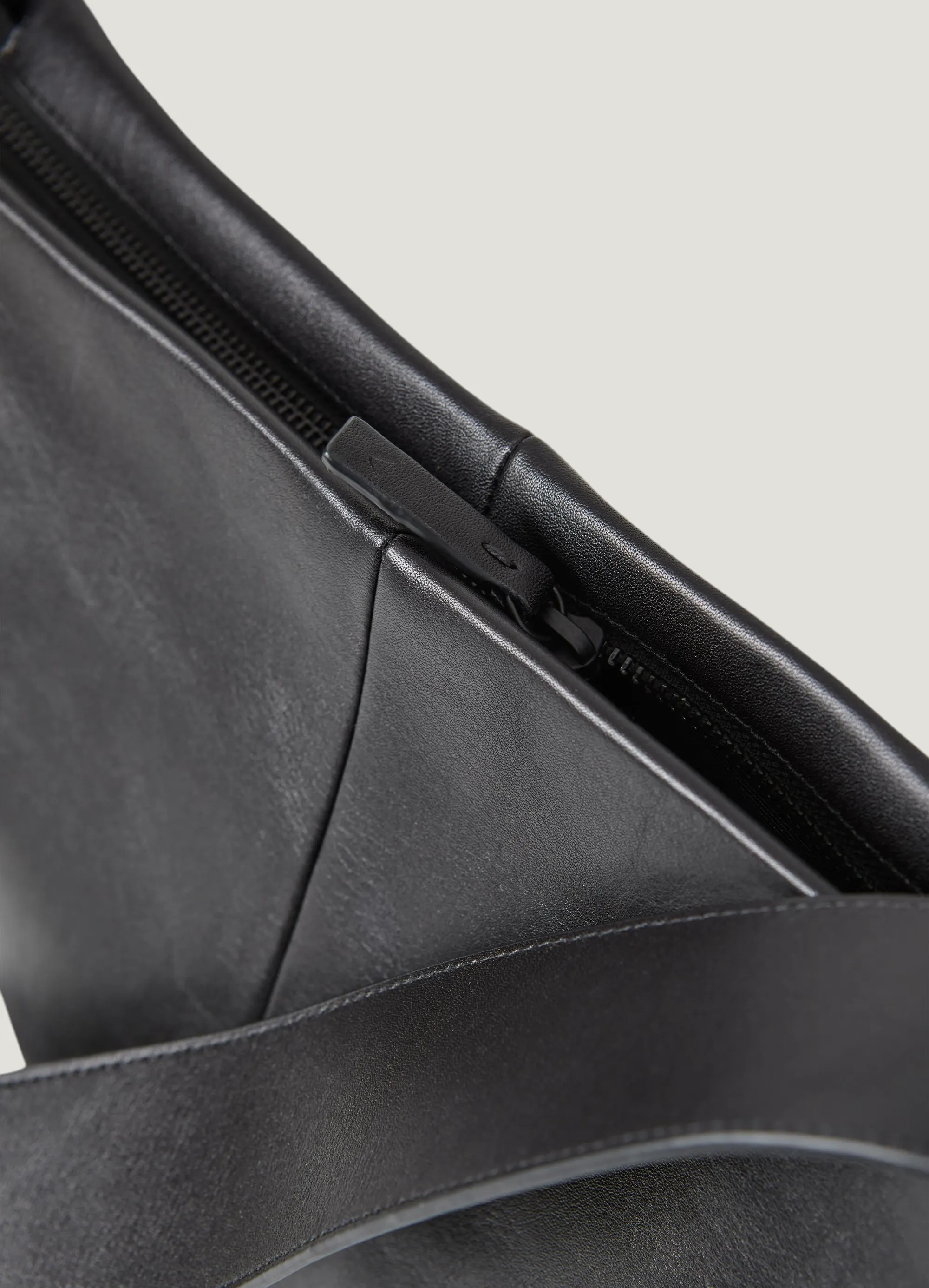 Sac bandoulière en cuir certifié | noir "stockholm", Vagabond, photo 4