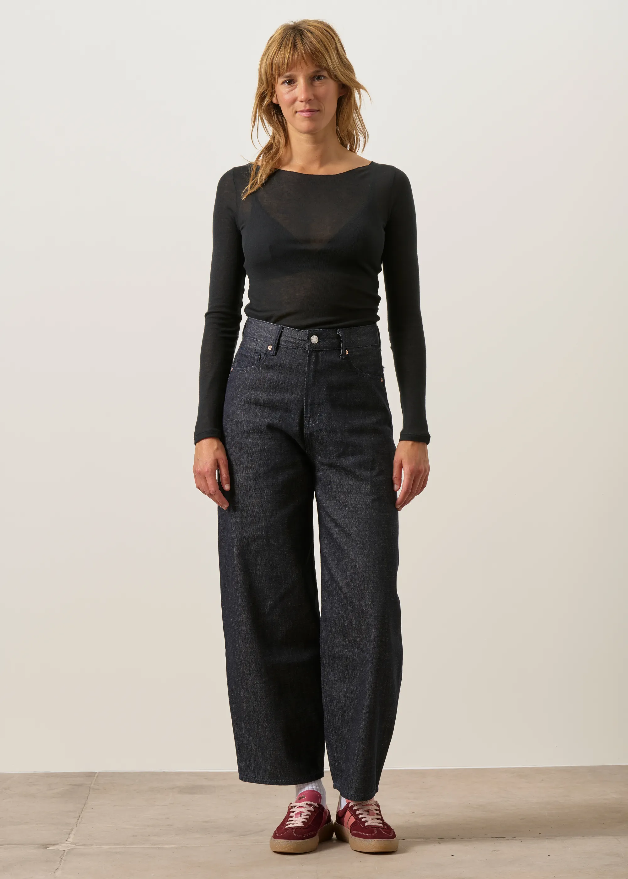 Jean ballon en coton bio | brut "leila suse dry", Kings of Indigo, photo 4