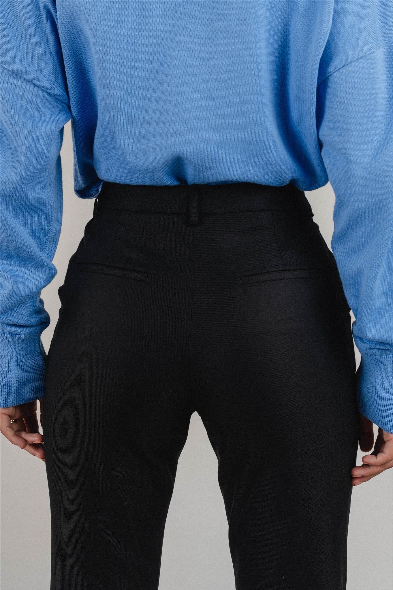 Pantalon droit noir en coton bio et ecovero- tatnaa black, Armedangels, photo 5
