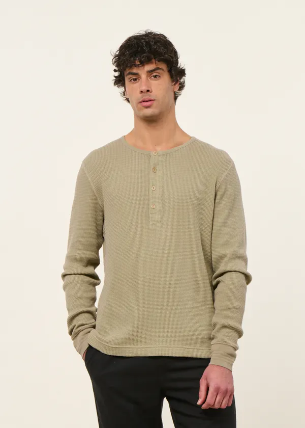 T-shirt manches longues en coton bio piqué | vert clair "henley waffle t-shirt - desert", Nudie Jeans
