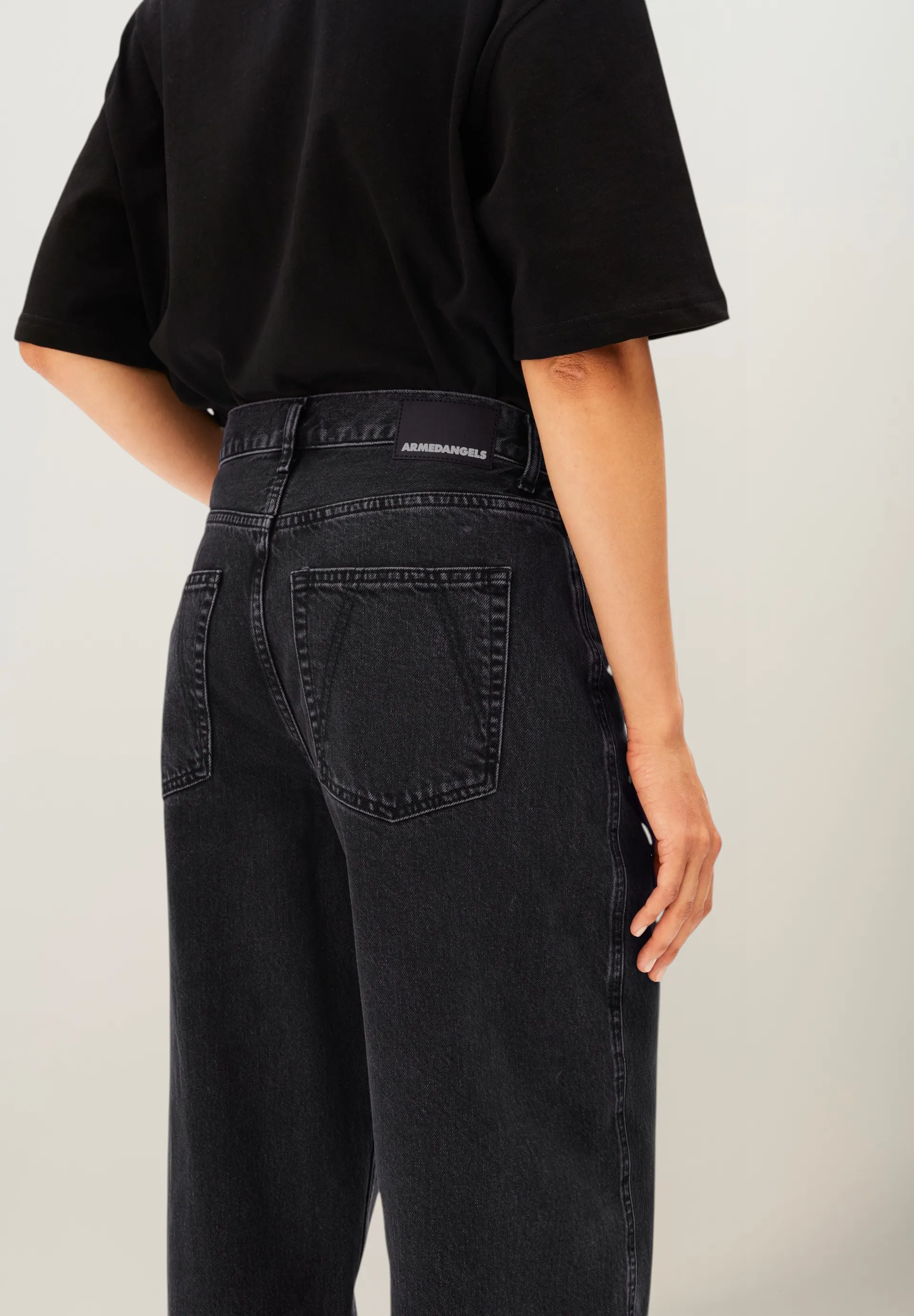 Jean ballon en coton recyclé | noir "Baarly high waist barrel jean - ebony black", Armedangels, photo 2