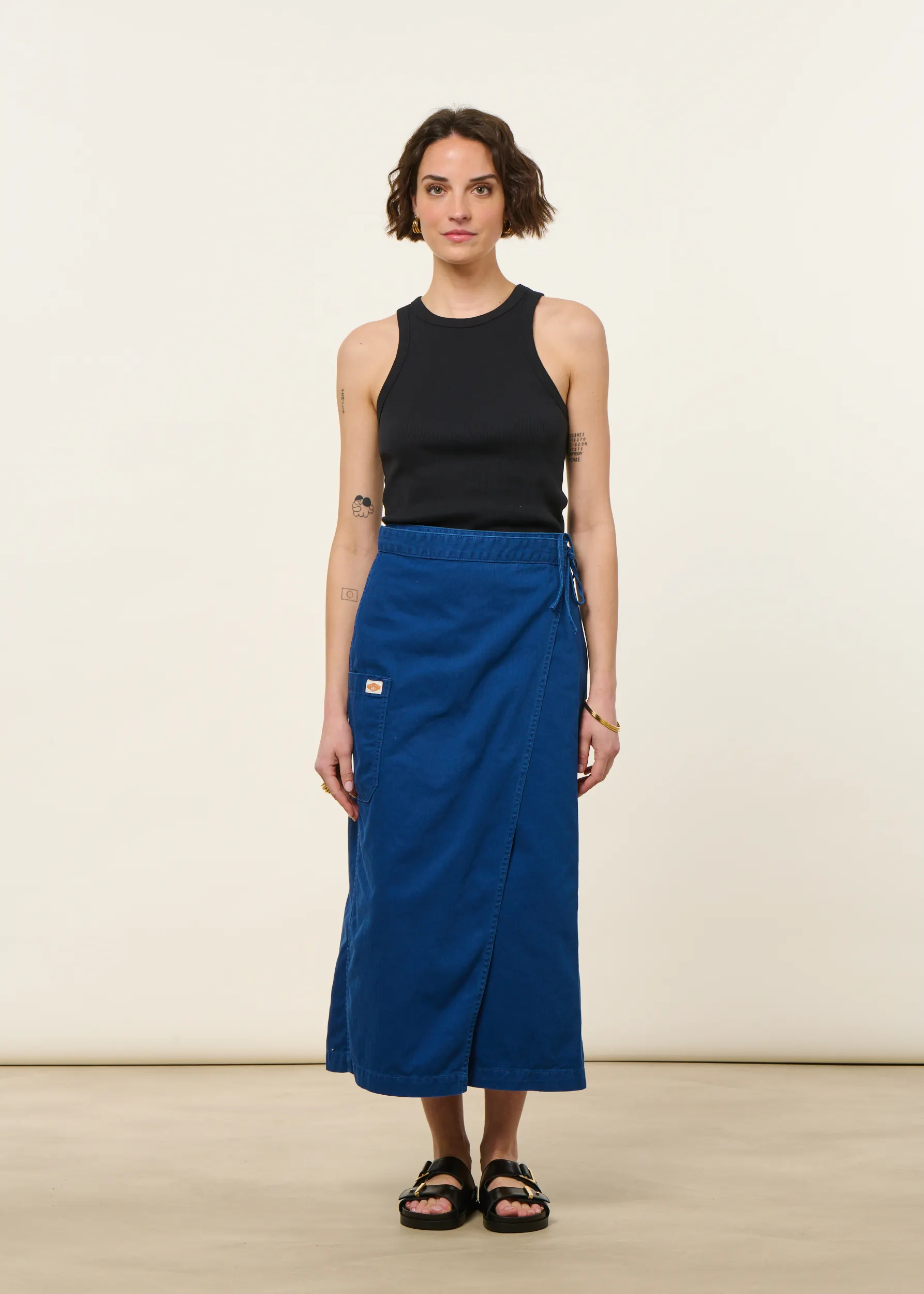 Jupe portefeuille en coton bio | bleu chevrons "irma skirt herringbone - blue", Nudie Jeans, photo 1
