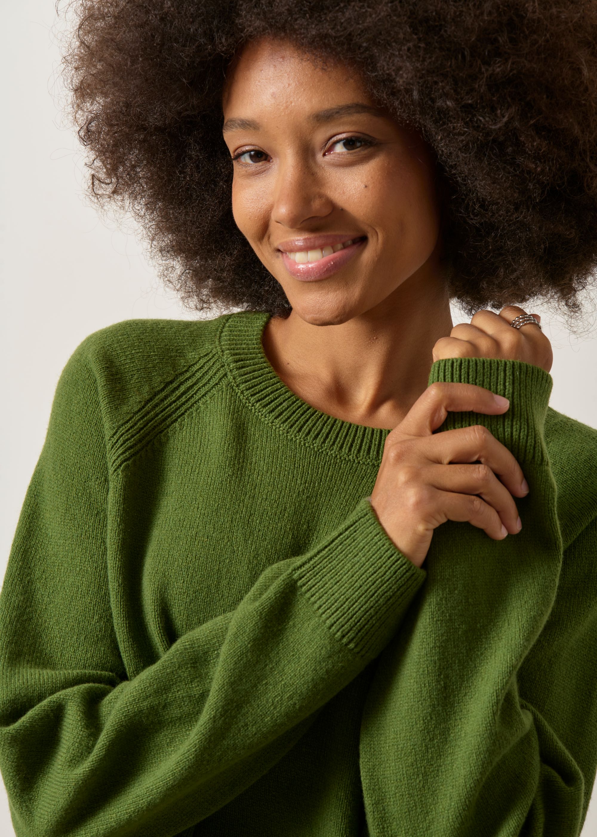 Oversize-Raglanpullover aus recycelter Merinowolle | Wildgrün, WeDressFair, Foto 2
