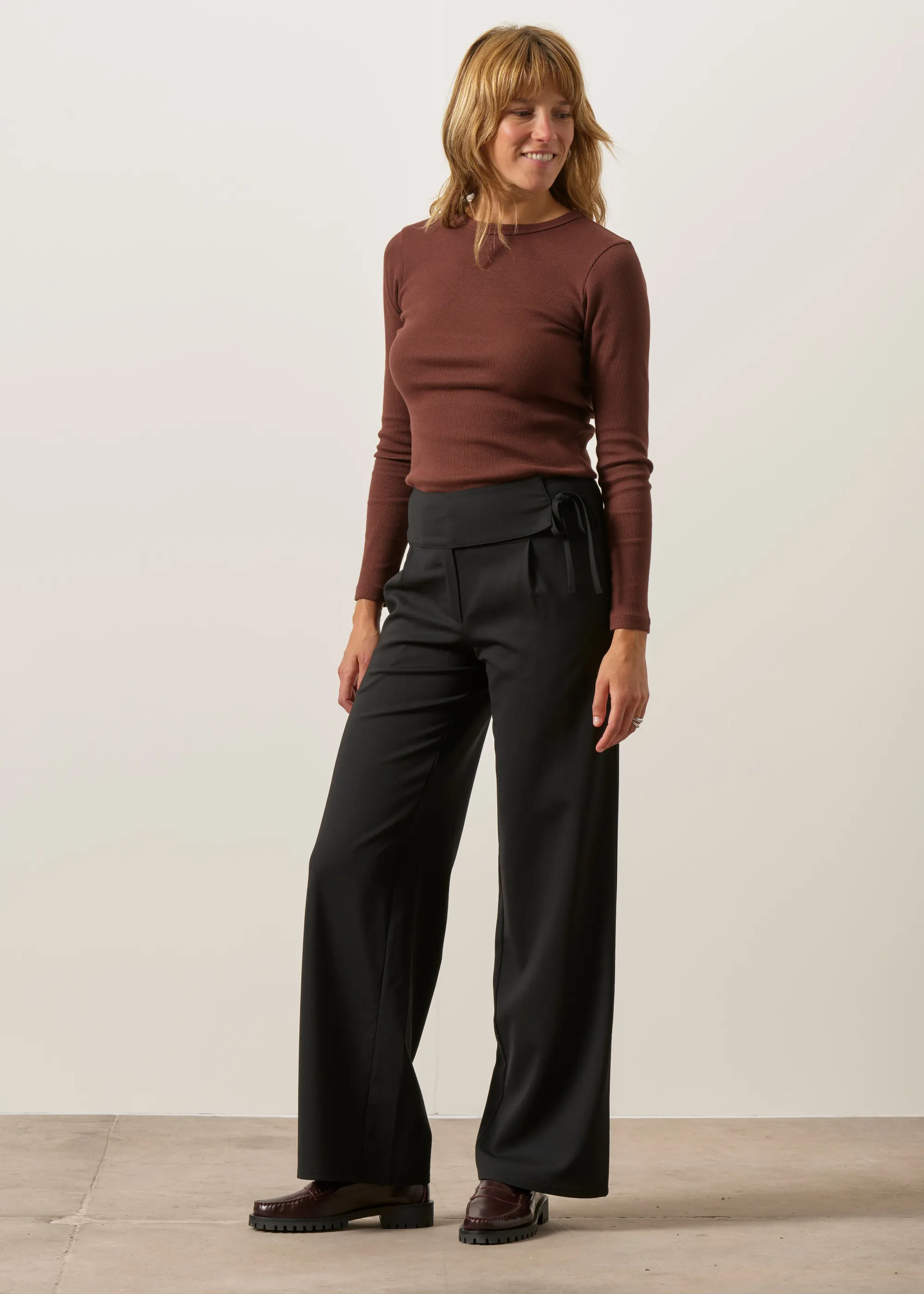 Pantalon fluide droit à pinces en matière recyclée et laine certifiée | noir "Black yuri pants - black", Thinking Mu, photo 1