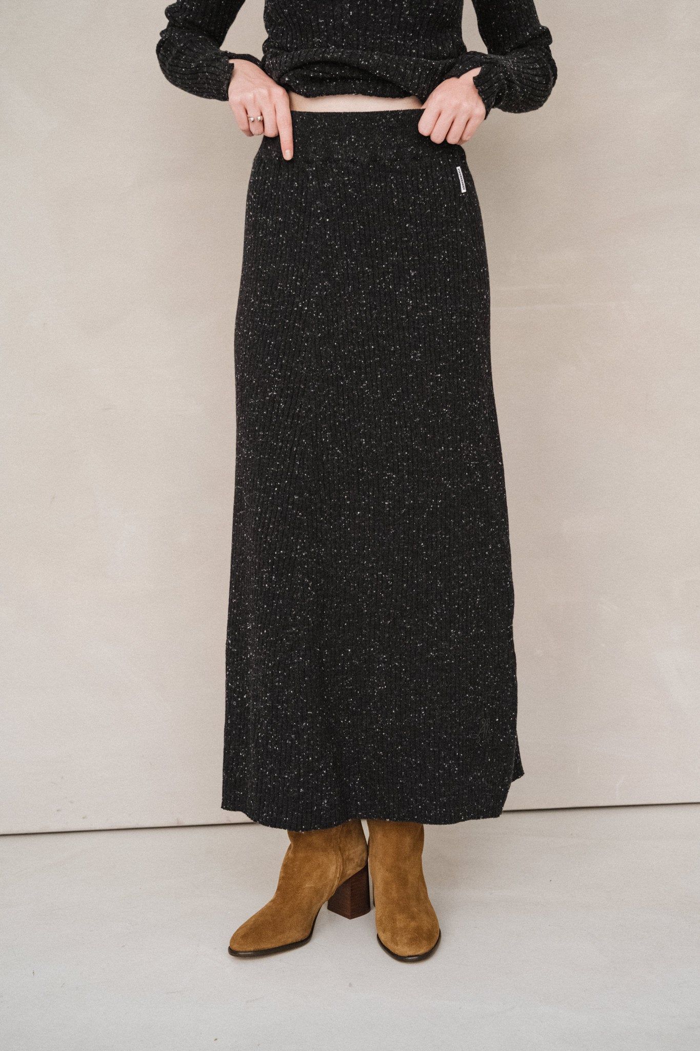 Langer Rippstrickrock aus Bio-Baumwolle und Wolle | Schwarz "hanaa tweed - black-oatmilk", Armedangels, Foto 4