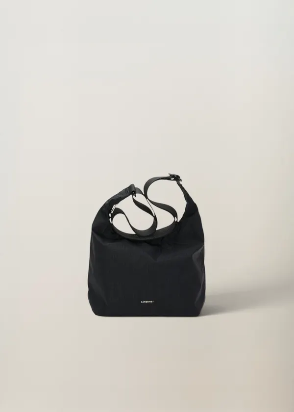 Sac bandoulière 5L en matière recyclée | noir "Grid shoulder bag mini - black", Sandqvist