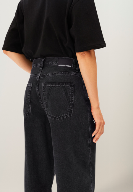 Jean ballon en coton recyclé | noir "Baarly high waist barrel jean - ebony black", Armedangels, photo 2
