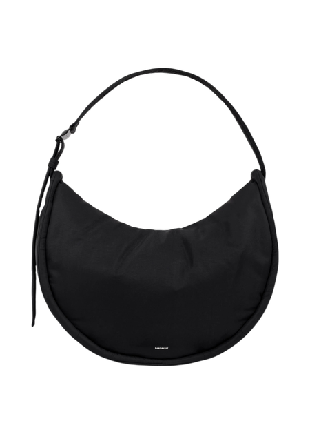 Sac bandoulière en matière recyclée | noir "curve half moon bag - black" - Sandqvist