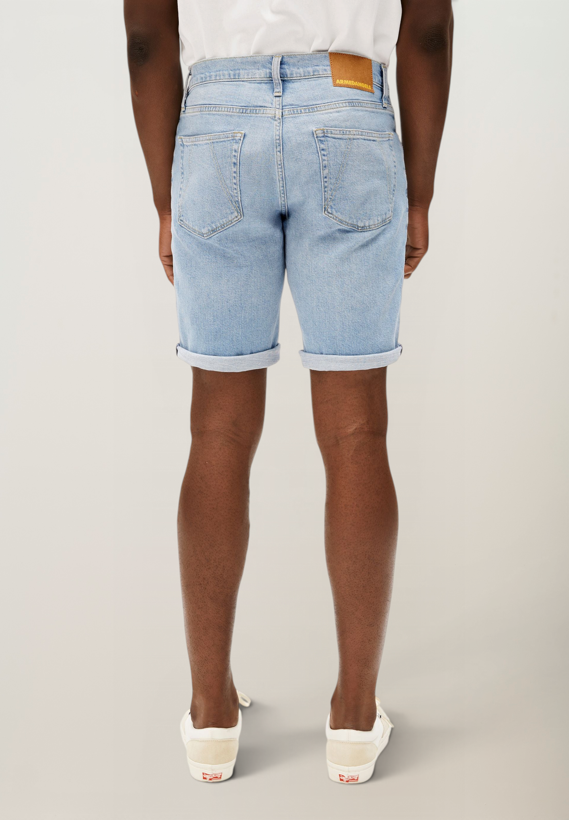 Short denim ajusté en coton bio et chanvre | bleu clair "Naailo denim short - tethys", Armedangels, photo 2