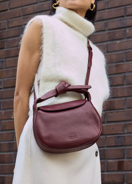 Sac à main en cuir certifié | rouge "coco-croissant - dark cherry soft grain leather" - O My Bag