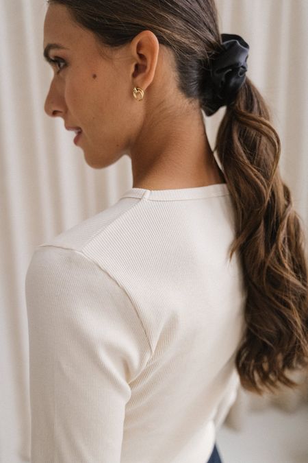 T-shirt manches longues côtelé en coton bio | écru - WeDressFair Essentiels