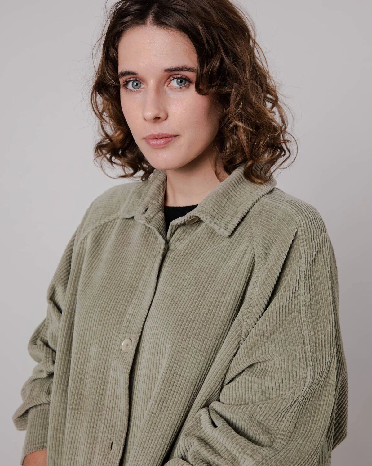 Cord-Trenchcoat aus Bio-Baumwolle | Hellkhaki "corduroy jacket pale green", Brava Fabrics, Foto 6