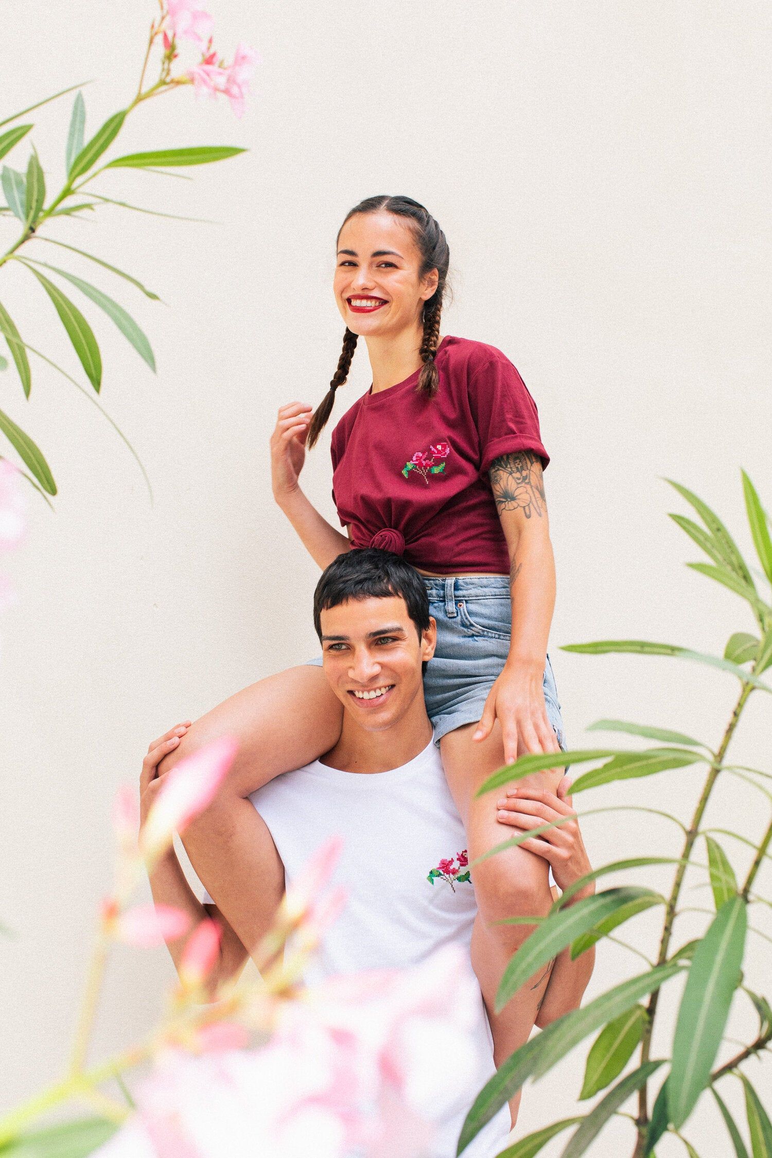 T-shirt brodé blanc en coton bio - bougainvillier, Johnny Romance, photo 2