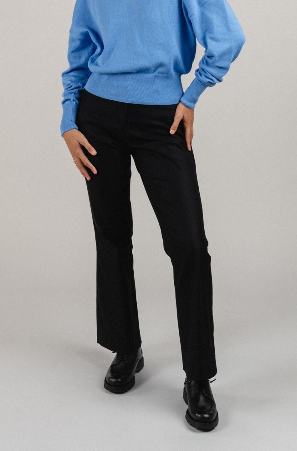 Pantalon droit noir en coton bio et ecovero- tatnaa black, Armedangels, photo 1