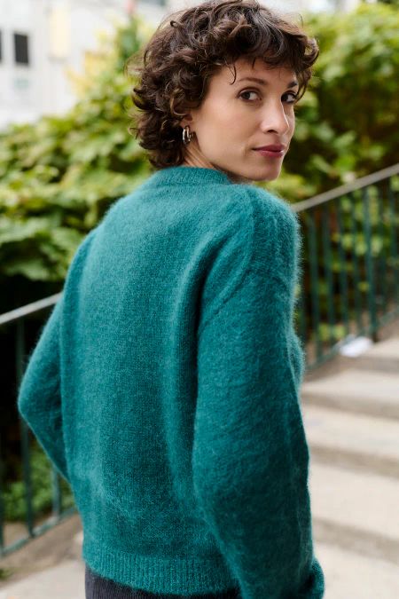 Smaragdgrüne Mohair-Strickjacke beim Spaziergang