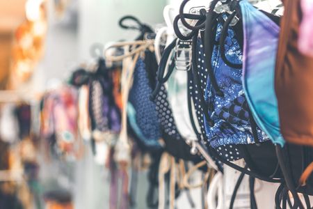 Le polyester est une matière qui entre souvent dans la composition des maillots de bain.