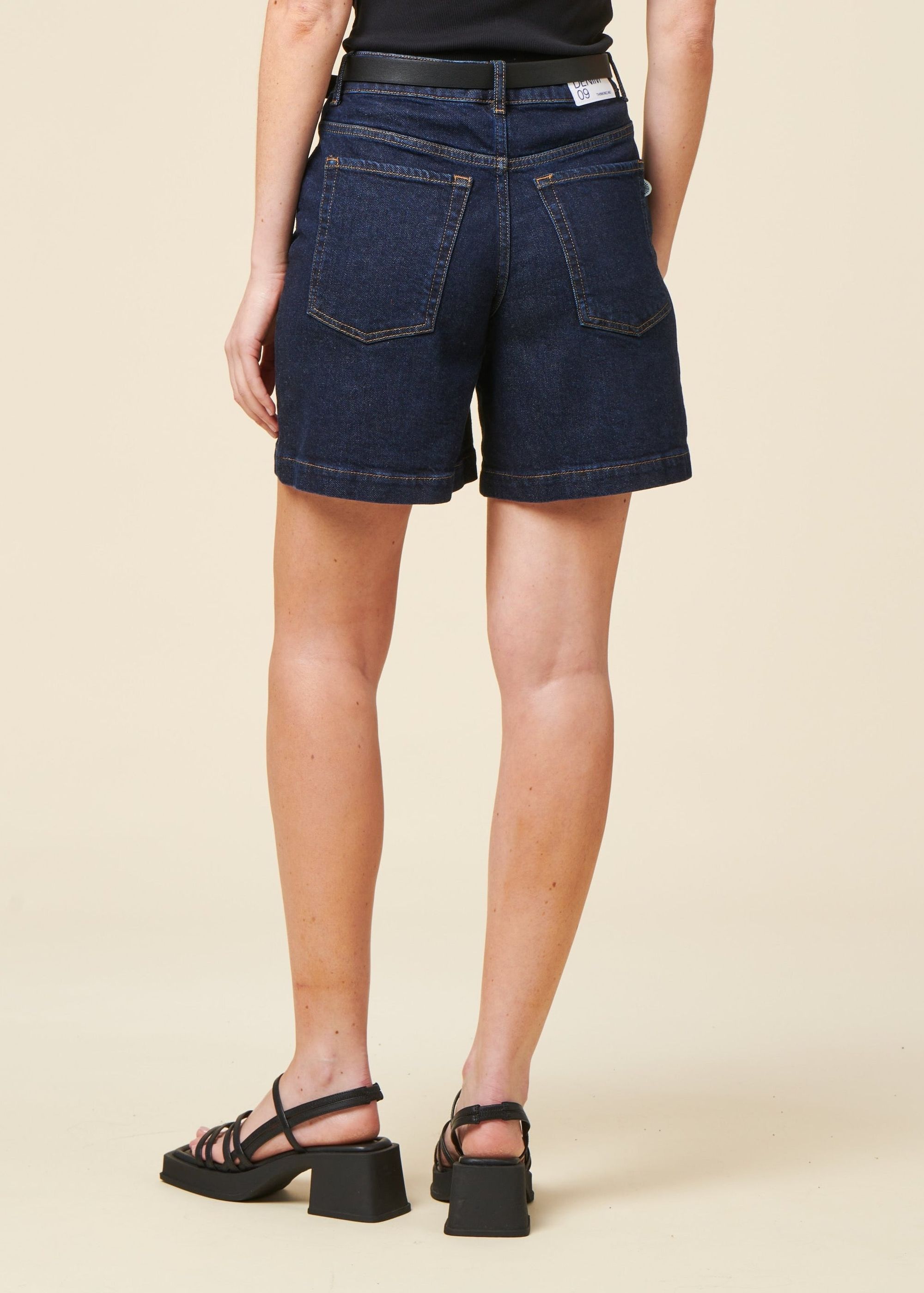 Jeansshorts aus Bio-Baumwolle | Blau "dark clean denim luisa shorts - denim", Thinking Mu, Foto 3