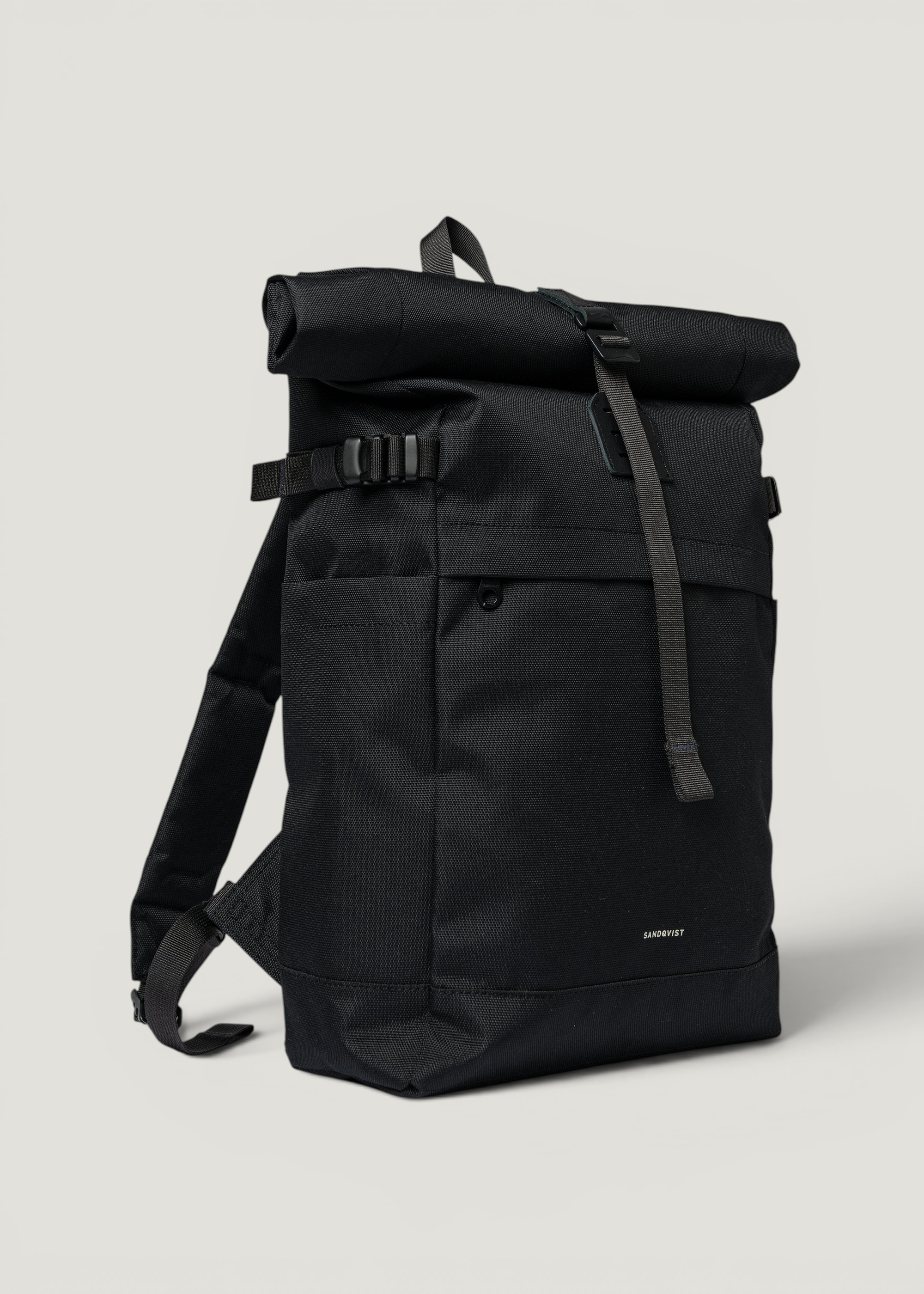 Sac à dos 26l en matières recyclées | noir "icon rolltop backpack l - black/ black with black leather", Sandqvist, photo 2