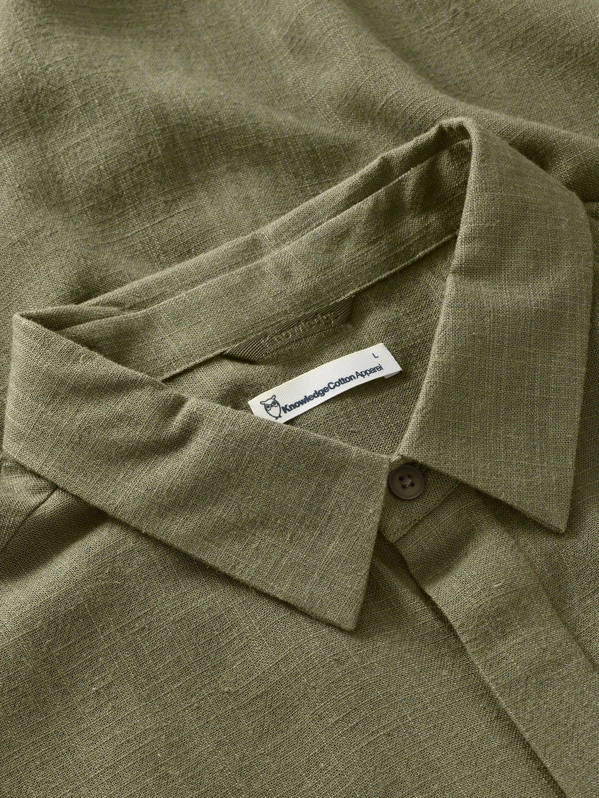 Hemd aus ECOVERO und Bio-Leinen | Grün "Linen-mix shirt - burned olive", Knowledge Cotton Apparel, Foto 2