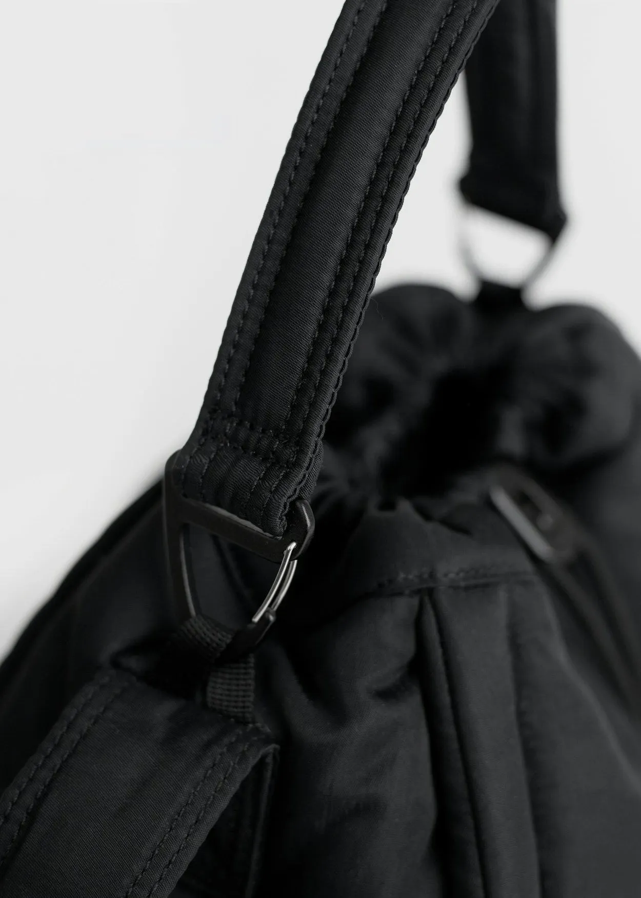 Sac bandoulière 7,5l en matière recyclé | noir "curve bucket bag - black", Sandqvist, photo 6
