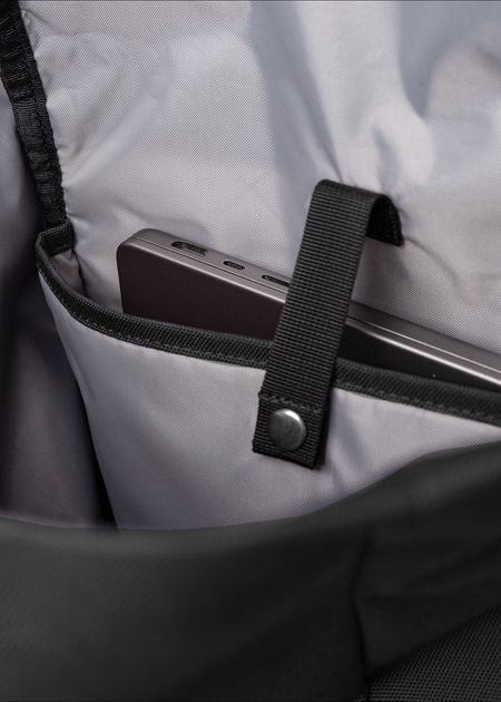 Sac à dos 26l en matières recyclées | noir "icon rolltop backpack l - black/ black with black leather", Sandqvist, photo 4